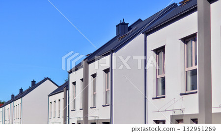 Newly built terraced houses in a residential area. Modern terraced houses on the outskirts of the city. Newly built terraced houses in a residential area. Modern terraced houses on the outskirts of the city. 132951269