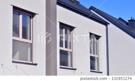 Newly built terraced houses in a residential area. Modern terraced houses on the outskirts of the city. Newly built terraced houses in a residential area. Modern terraced houses on the outskirts of the city. 132951274