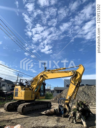 Power shovel and blue sky 132951302