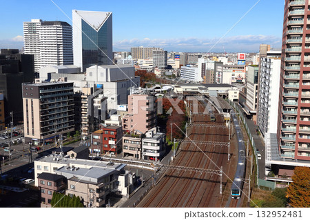 空拍圖:京濱東北線E233系列列車於秋季駛離河口站(埼玉縣河口市) 空拍圖:京濱東北線E233系列列車於秋季駛離河口站(埼玉縣河口市) 132952481