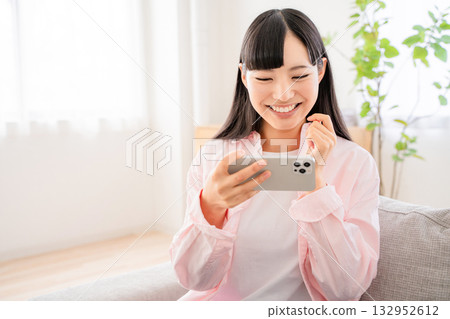 在智能手機的少婦觀看的錄影 132952612