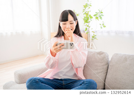 在智能手機的少婦觀看的錄影 132952614