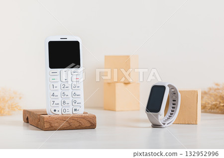 Synchronization of a retro push-button telephone and a fitness bracelet concept Synchronization of a retro push-button telephone and a fitness bracelet concept 132952996