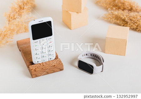 Wireless communication between a push-button telephone and a fitness bracelet Wireless communication between a push-button telephone and a fitness bracelet 132952997