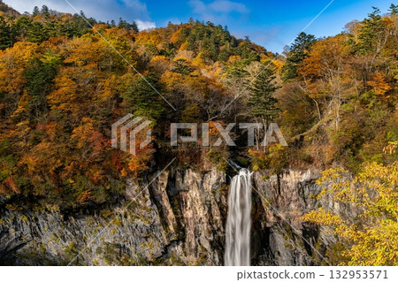 秋葉包圍的華嚴秋天 132953571