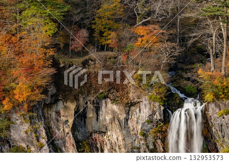 秋葉包圍的華嚴秋天 132953573