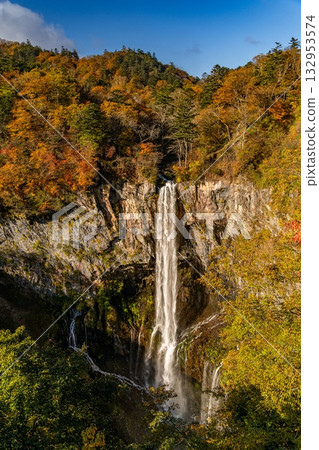 秋葉包圍的華嚴秋天 132953574