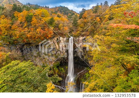 秋葉包圍的華嚴秋天 秋葉包圍的華嚴秋天 132953578