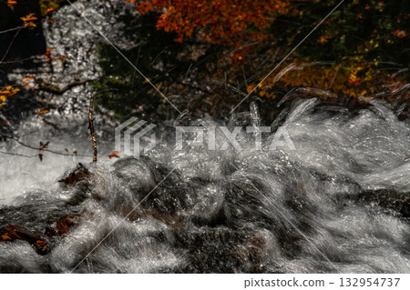 河流和秋葉 132954737