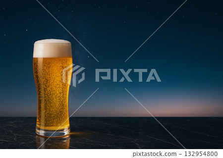 一杯冰生啤,背景是黎明前的繁星點點。留有文字空間。 一杯冰生啤,背景是黎明前的繁星點點。留有文字空間。 132954800