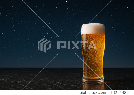 星空與倒入玻璃杯的生啤酒活動 星空與倒入玻璃杯的生啤酒活動 132954801