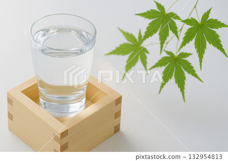 木盒裡的清酒和綠色的楓葉 132954813