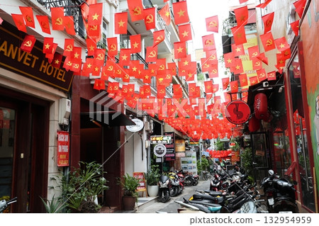 河內街道上飄揚著越南國旗 132954959