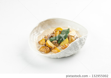 Potatoes with minced meat and creamy sauce 132955002