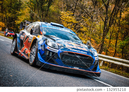 世界拉力錦標賽賽車在公共道路上行駛 132955218