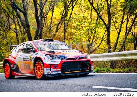 世界拉力錦標賽賽車在公共道路上行駛 132955220