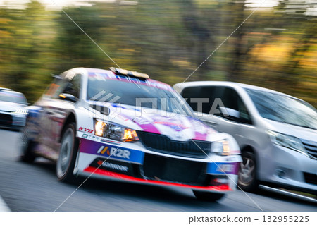 世界拉力錦標賽賽車在公共道路上行駛 132955225