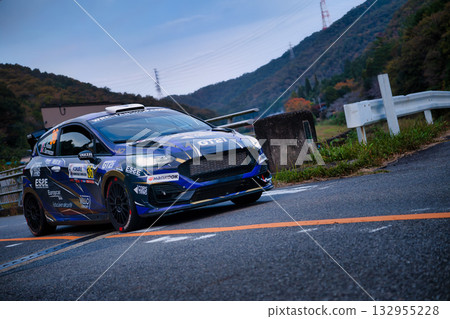 世界拉力錦標賽賽車在公共道路上行駛 132955228