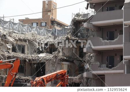 A 40-year-old mid-rise apartment building being demolished for redevelopment (Kawaguchi City, Saitama Prefecture) 132955624