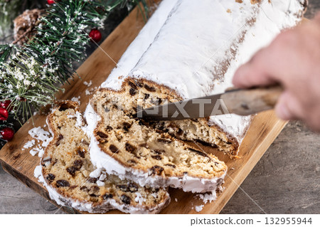 stollen, dessert, powdered sugar 132955944