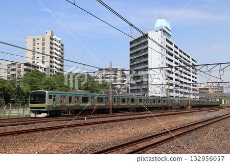 湘南新宿線穿過河口站(埼玉縣河口市)北側的交叉道口。 湘南新宿線穿過河口站(埼玉縣河口市)北側的交叉道口。 132956057