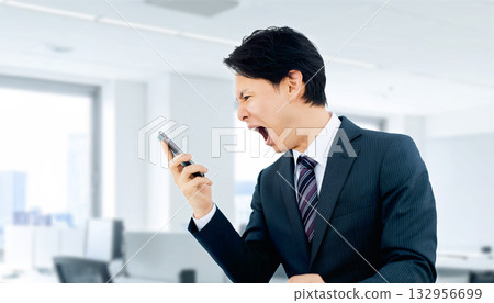 男商人對著他的智慧型手機大喊大叫 男商人對著他的智慧型手機大喊大叫 132956699