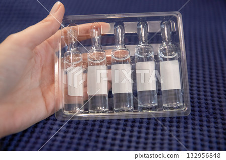 Clear Glass Ampoules for Injection in Hand Packaging 132956848