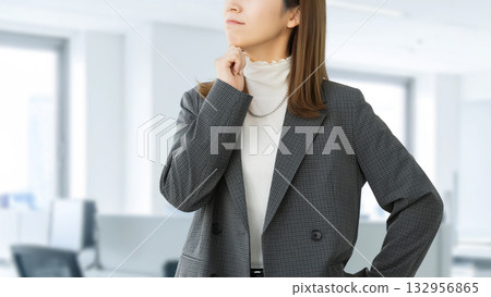 A woman thinking/businesswoman 132956865
