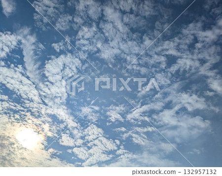 秋日晴朗的藍天上，卷積雲（又稱羊雲）和陽光交相輝映。 132957132