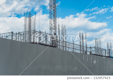 藍天下的建築工地與鋼筋作業 132957423