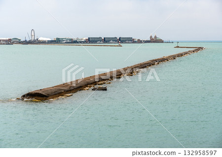 Chicago skyline and breakwater on Lake Michigan under a cloudy sky 132958597