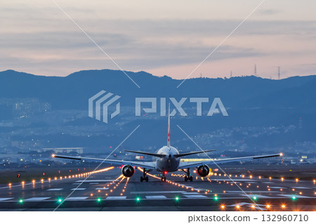 飛機從伊丹機場起飛 | 黃昏 飛機從伊丹機場起飛 | 黃昏 132960710