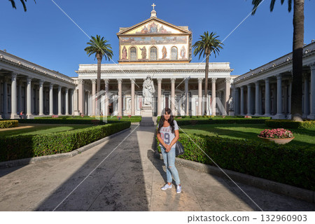 Girl in saint paul garden Girl in saint paul garden 132960903