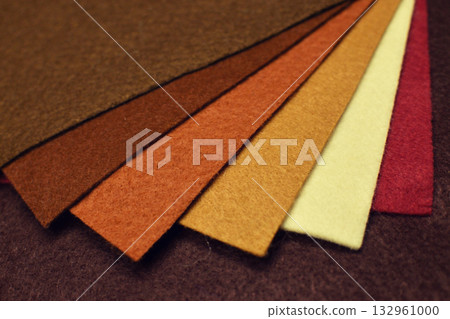 折疊好的暖色調毛氈布料特寫。工藝、縫紉、布料、手工製作。 132961000