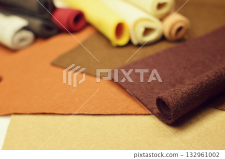 暖色調毛氈布料捲起的特寫。工藝、縫紉、布料、手工製作。 132961002