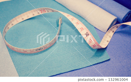 冷色調的毛氈布和捲尺,手工工藝用品 冷色調的毛氈布和捲尺,手工工藝用品 132961004