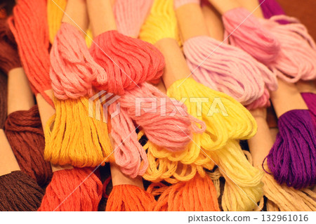 一捆捆暖色調的繡線,手工製作,工藝用品,縫紉用品 一捆捆暖色調的繡線,手工製作,工藝用品,縫紉用品 132961016