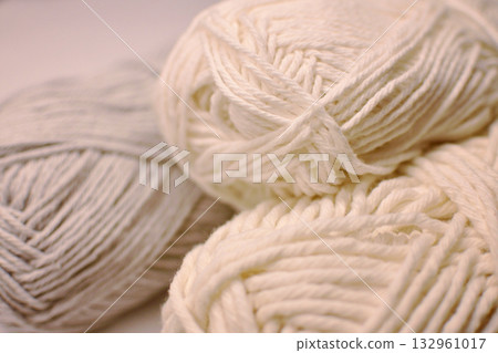 白色和灰色毛線球的特寫。編織、手工製作、工藝用品。 132961017