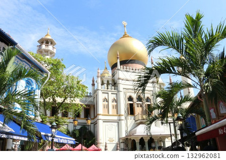 Sultan Mosque, a symbol of Arab history 132962081
