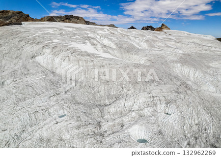 Aerial view of the Pastoruri Glacier, Ancash. 132962269