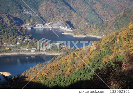 秋葉倒映在奧多摩湖(從山頂拍攝) 秋葉倒映在奧多摩湖(從山頂拍攝) 132962561