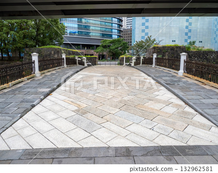 橫跨日本橋川的首都高速、橫跨日本橋川的常盤橋、國家指定史蹟常盤橋門遺址 橫跨日本橋川的首都高速、橫跨日本橋川的常盤橋、國家指定史蹟常盤橋門遺址 132962581