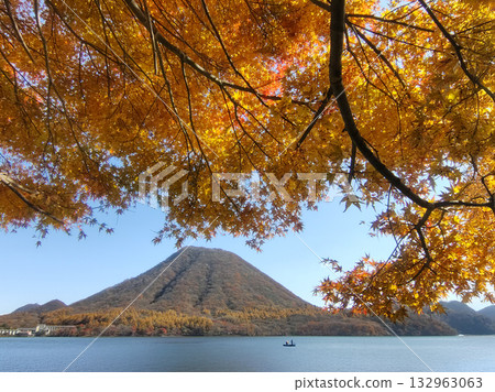 秋天的榛名山、榛名湖和榛名富士山 132963063