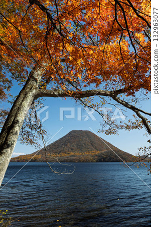 秋天的榛名山、榛名湖和榛名富士山 秋天的榛名山、榛名湖和榛名富士山 132963077