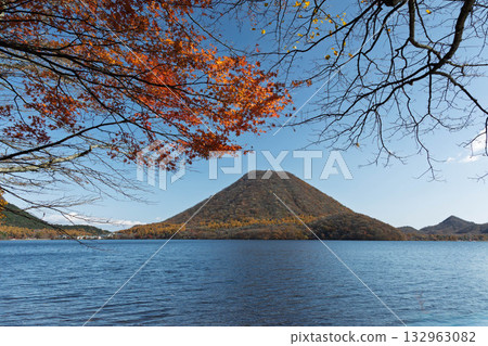 秋天的榛名山、榛名湖和榛名富士山 秋天的榛名山、榛名湖和榛名富士山 132963082