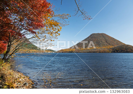 秋天的榛名山、榛名湖和榛名富士山 132963083