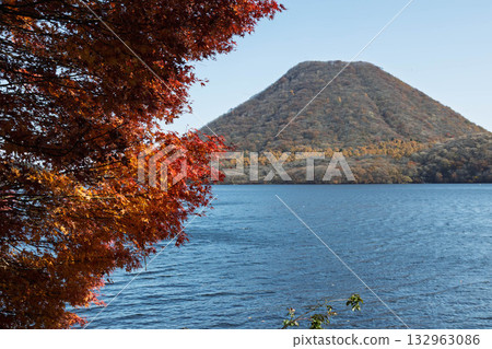 秋天的榛名山、榛名湖和榛名富士山 秋天的榛名山、榛名湖和榛名富士山 132963086