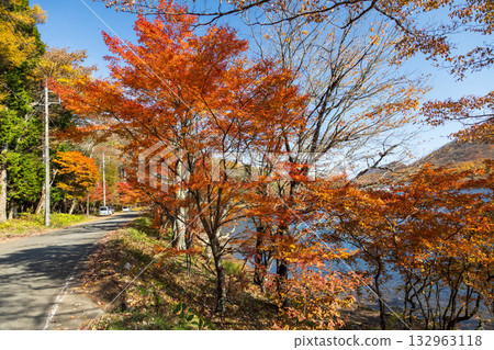 群馬縣榛名山秋天的榛名湖 群馬縣榛名山秋天的榛名湖 132963118