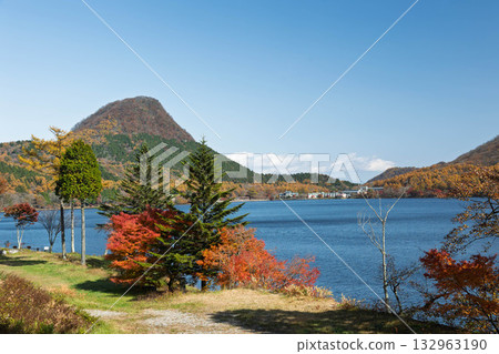 群馬縣榛名山秋天的榛名湖 群馬縣榛名山秋天的榛名湖 132963190