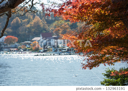 群馬縣榛名山秋天的榛名湖 132963191